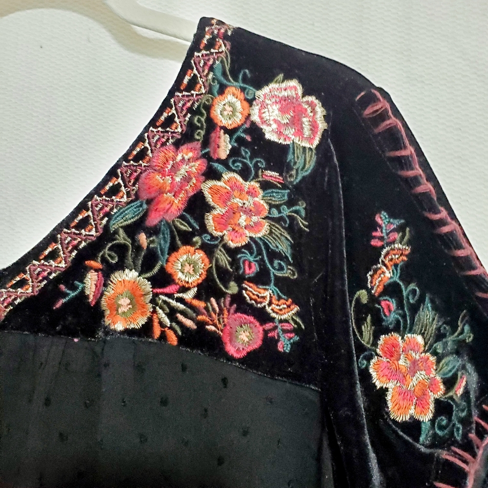 THML Anthropologie Embroidered Boho Peasant Top Black Medium - Picture 4 of 9